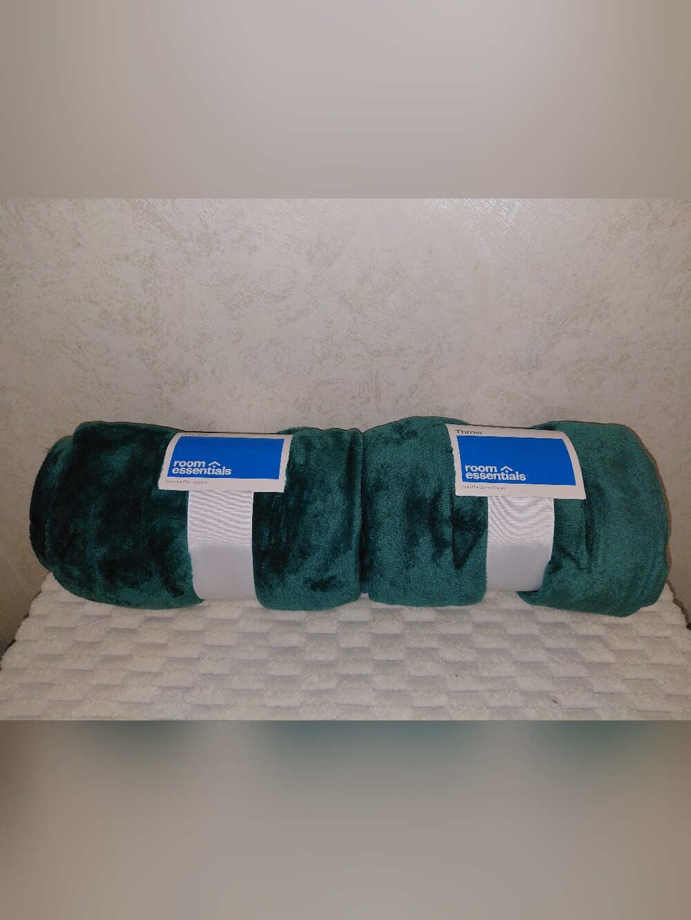 Room Essentials Plush Throw Blanket in Emerald Green/2pc